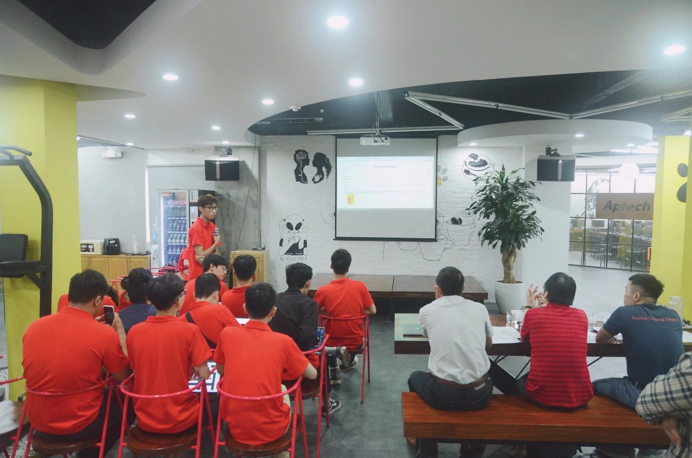 Học viên Aptech tại cơ sở 285 Đội Cấn trong một buổi bảo vệ đồ án