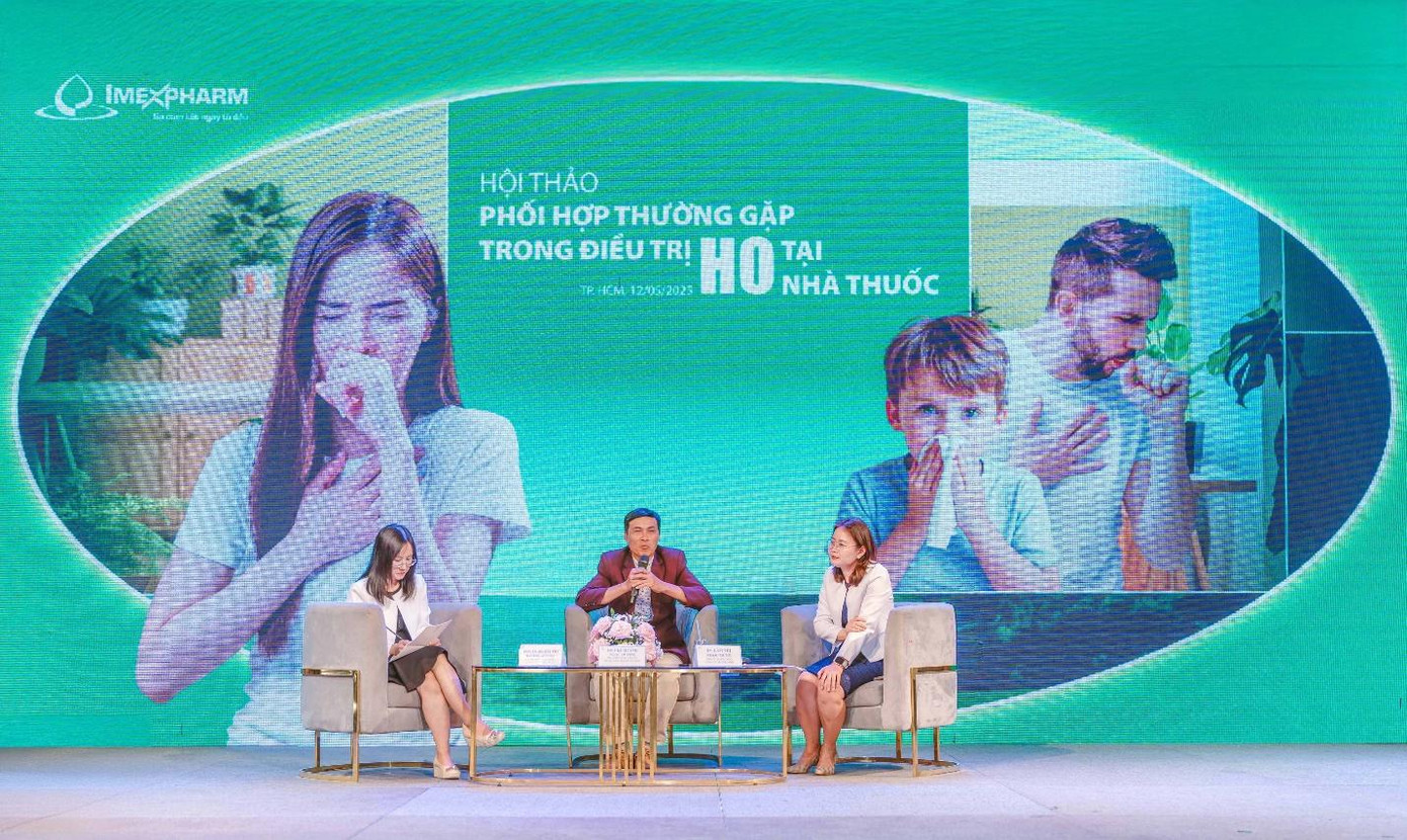 PGS. TS. DS. Bùi Thị Hương Quỳnh (trái), DS. CK1. Huỳnh Ngọc Dương (giữa), và DS. Lâm Thị Ngọc Dung, chia sẻ tại hội thảo “Phối hợp thường gặp trong điều trị ho tại nhà thuốc”. Ảnh: Imexpharm PGS. TS. DS. Bùi Thị Hương Quỳnh (trái), DS. CK1. Huỳnh Ngọc Dương (giữa), và DS. Lâm Thị Ngọc Dung, chia sẻ tại hội thảo “Phối hợp thường gặp trong điều trị ho tại nhà thuốc”. Ảnh: Imexpharm