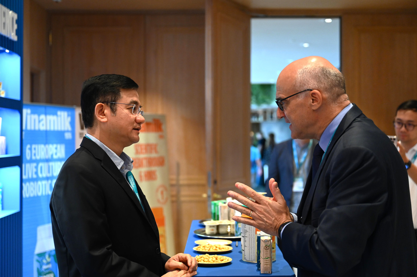 Nhiều đại biểu tham dự bày tỏ sự ấn tượng với tính sáng tạo, đổi mới của Vinamilk trong việc phát triển sản phẩm (Ảnh: An Minh). Nhiều đại biểu tham dự bày tỏ sự ấn tượng với tính sáng tạo, đổi mới của Vinamilk trong việc phát triển sản phẩm (Ảnh: An Minh).