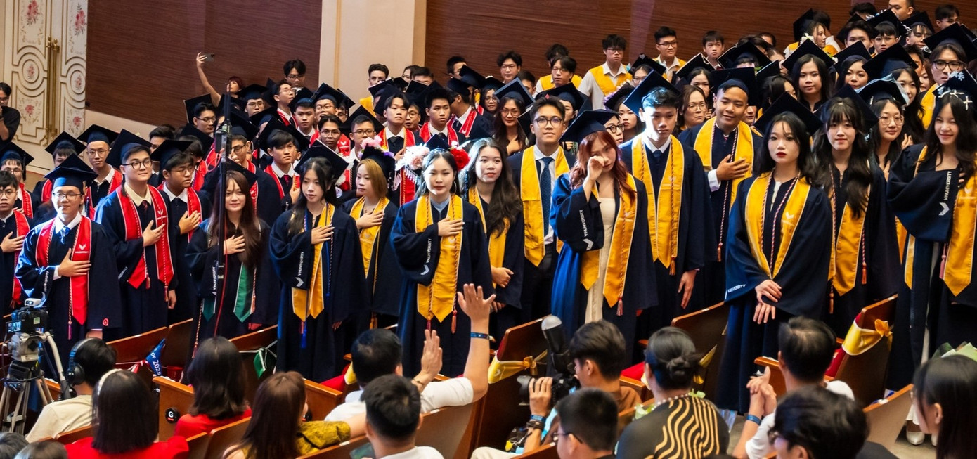 Khoảnh khắc tân khoa xúc động cúi chào thầy cô và gia đình