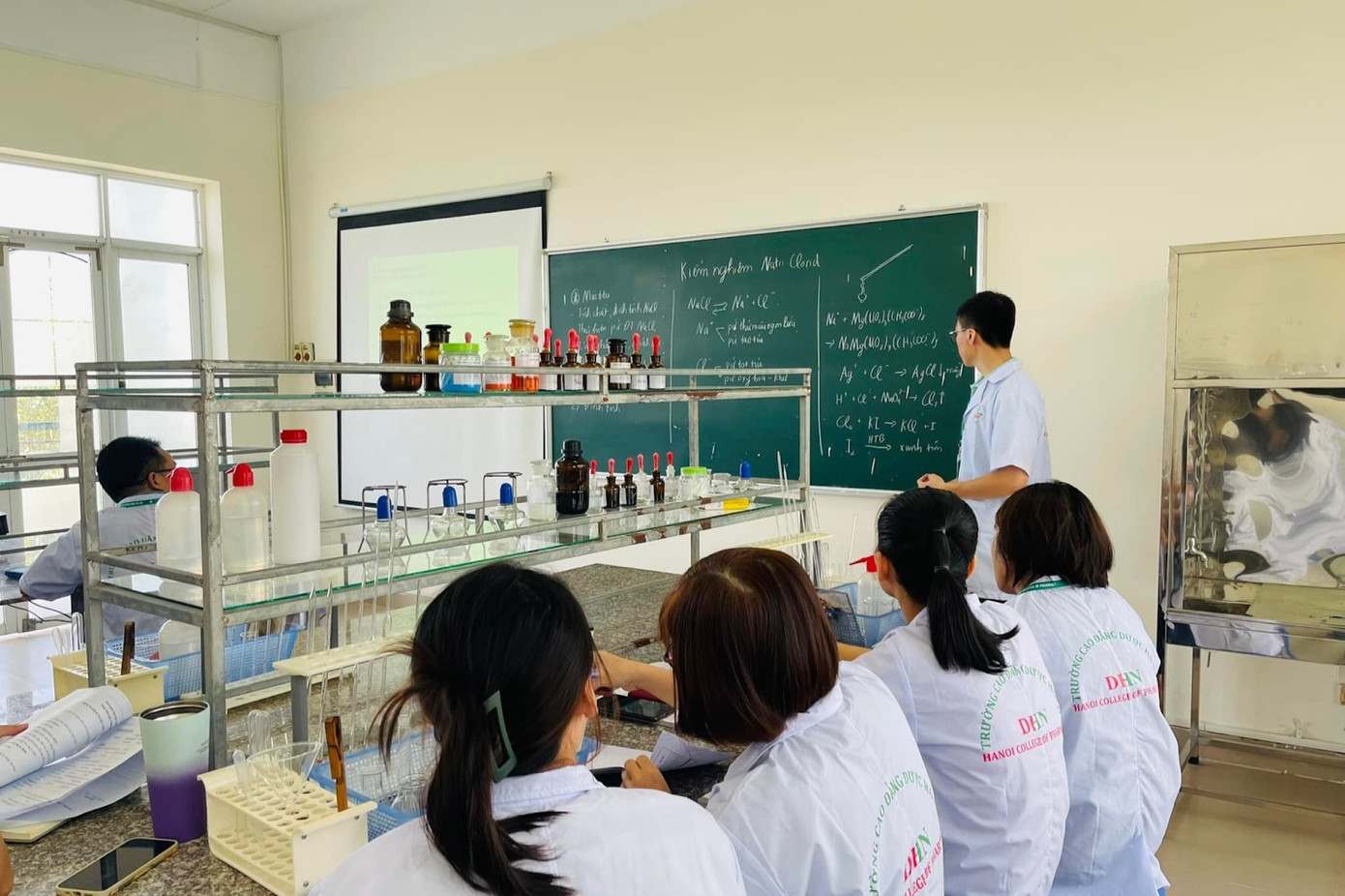 Giảng viên đồng hành cùng sinh viên từ phòng học đến môi trường thực nghiệp Giảng viên đồng hành cùng sinh viên từ phòng học đến môi trường thực nghiệp