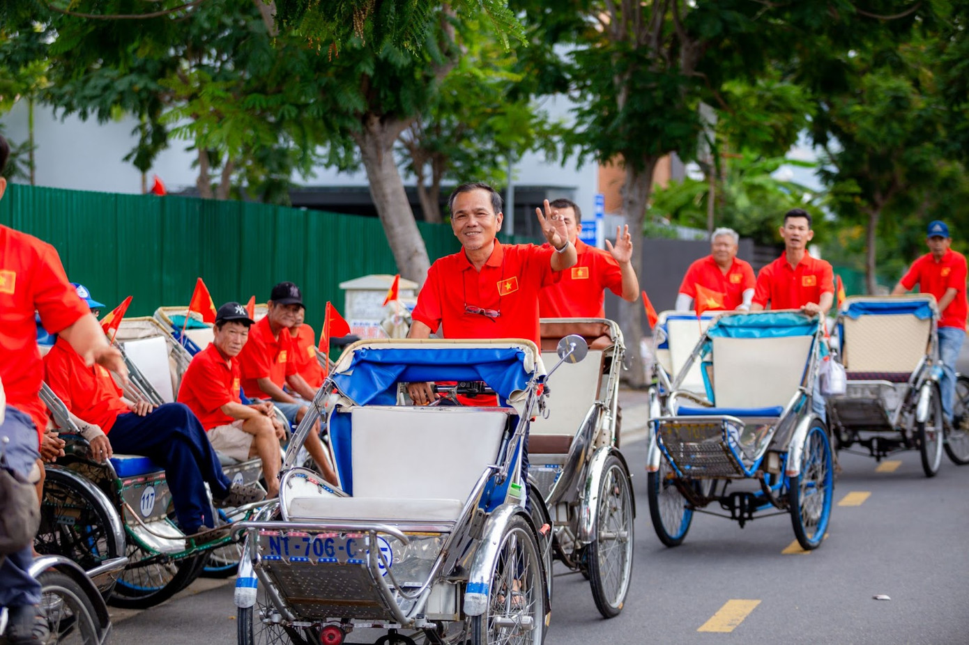 Không chỉ hiện diện tại các sự kiện lớn hay trào lưu sôi động, chiếc áo “HCM57 - Tôi yêu Việt Nam” còn len lỏi vào đời sống thường nhật một cách bình dị. Hình ảnh những người đạp xích lô khoác lên mình chiếc áo này như một lời khẳng định mạnh mẽ rằng tình yêu nước là giá trị thiêng liêng, có thể lan tỏa đến mọi tầng lớp xã hội qua nhiều hình thức thể hiện khác nhau.