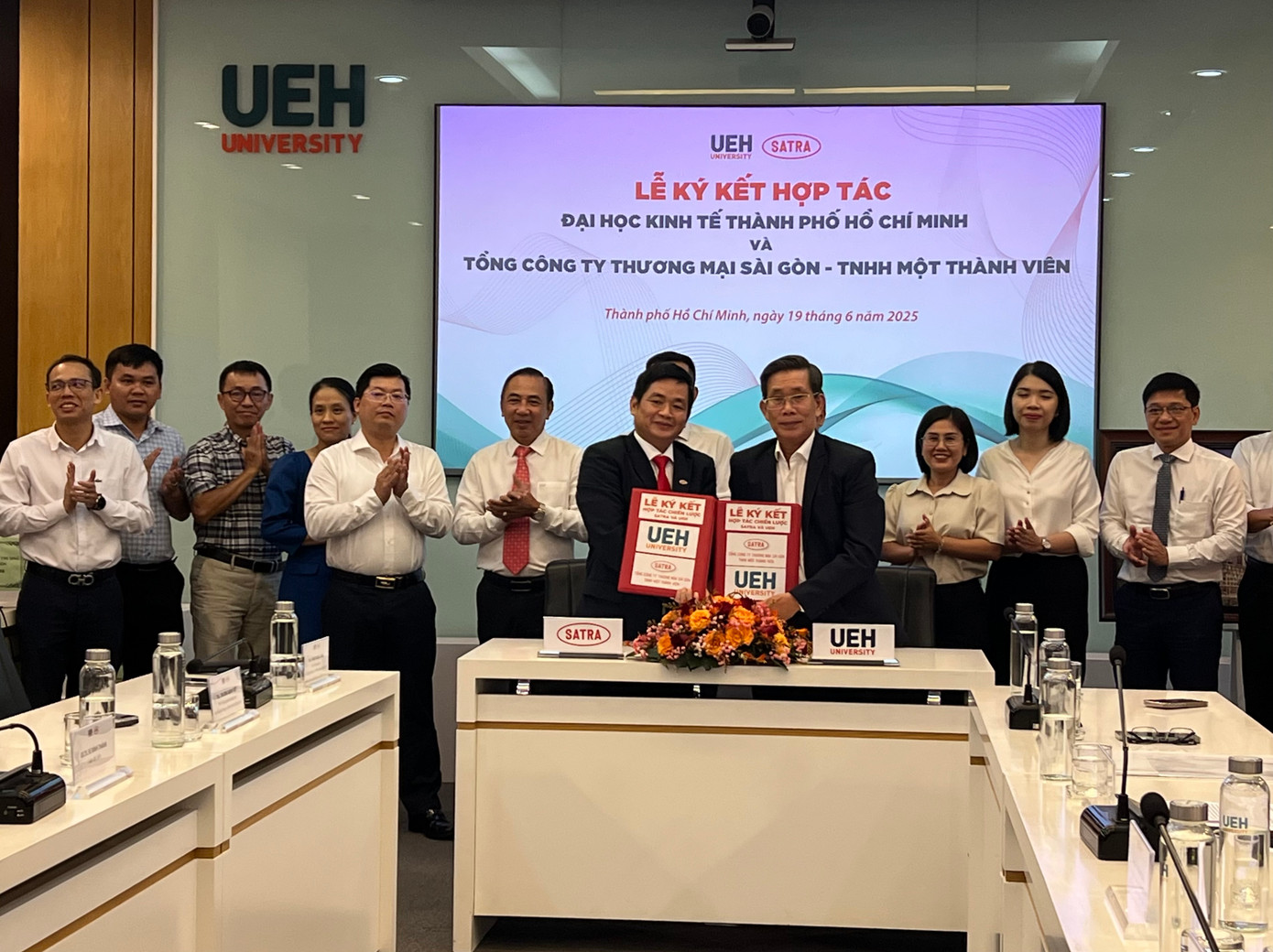SATRA ký kết hợp tác chiến lược với UEH SATRA ký kết hợp tác chiến lược với UEH