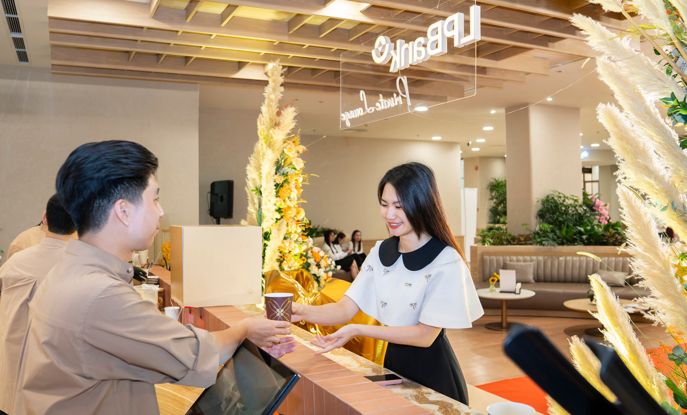 Khách hàng được tiếp đón và phục vụ dịch vụ cao cấp tại không gian LPBank Private Lounge