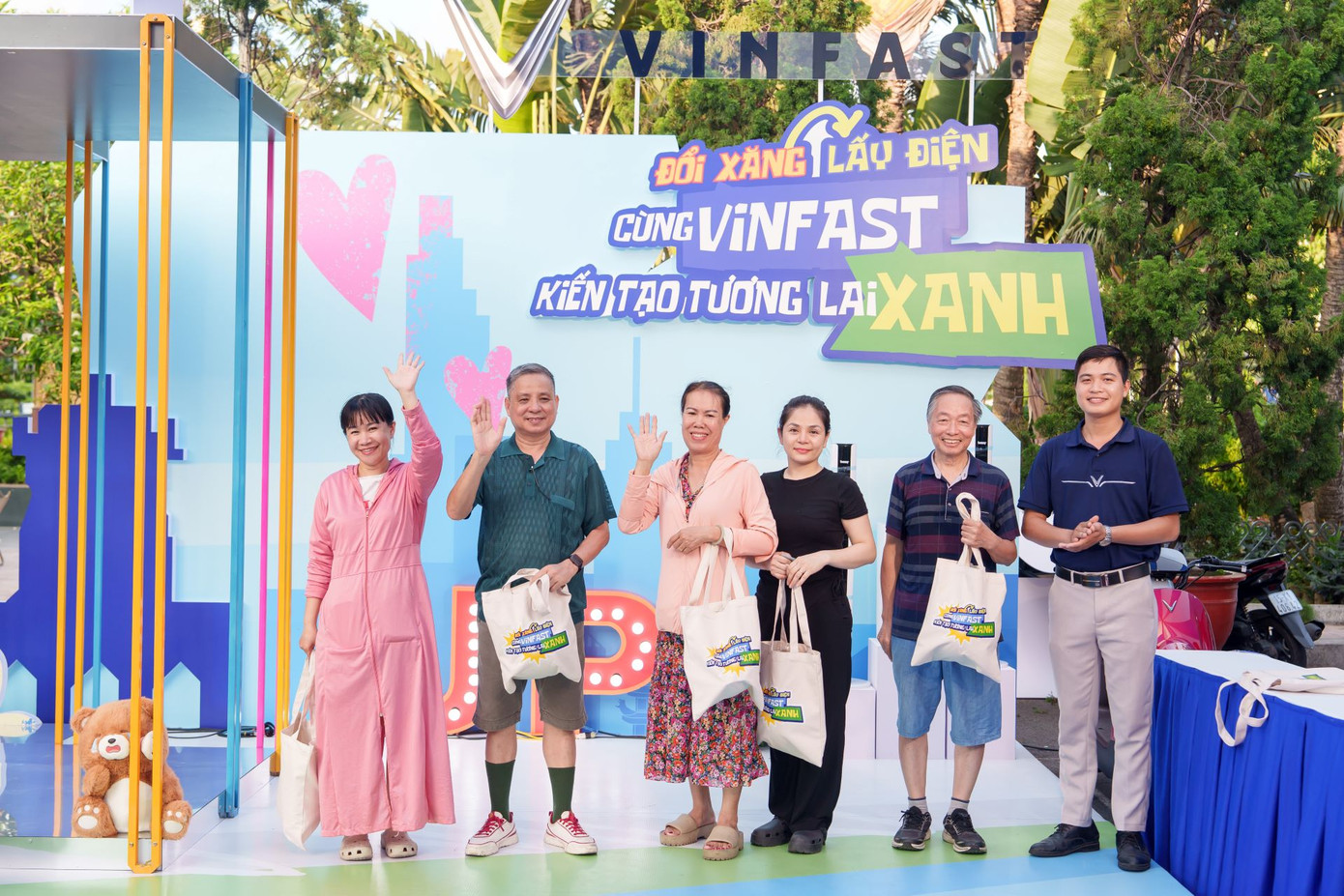 Sự kiện “Đổi xăng lấy điện” thu hút sự quan tâm của đông đảo người dân ở Hải Phòng và Đà Nẵng. Sự kiện “Đổi xăng lấy điện” thu hút sự quan tâm của đông đảo người dân ở Hải Phòng và Đà Nẵng.