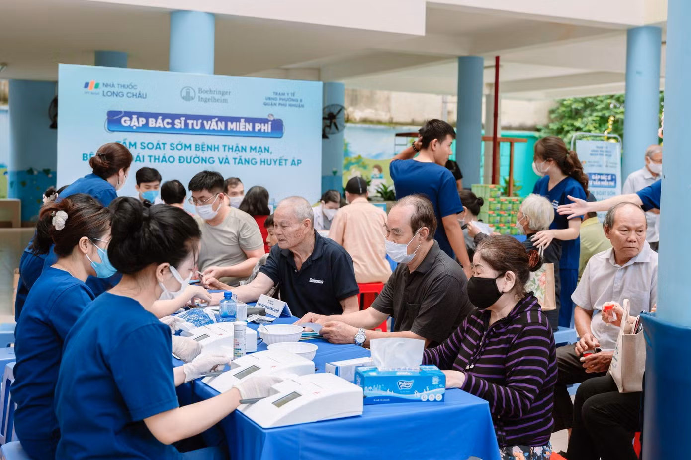 Long Châu đồng hành cùng đối tác chiến lược, các trung tâm y tế địa phương tầm soát sớm bệnh thận mạn, bệnh đái tháo đường và tăng huyết áp cho người dân.