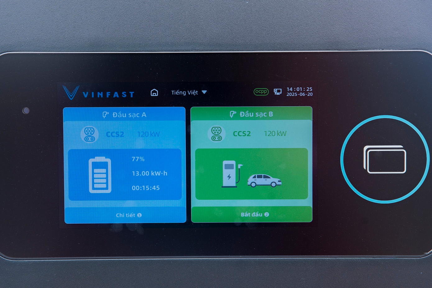 Trên thân trụ sạc có màn hình hiển thị các thông tin chi tiết như mức pin tức thời của xe, số điện tiêu thụ, thời gian xe đã sạc.