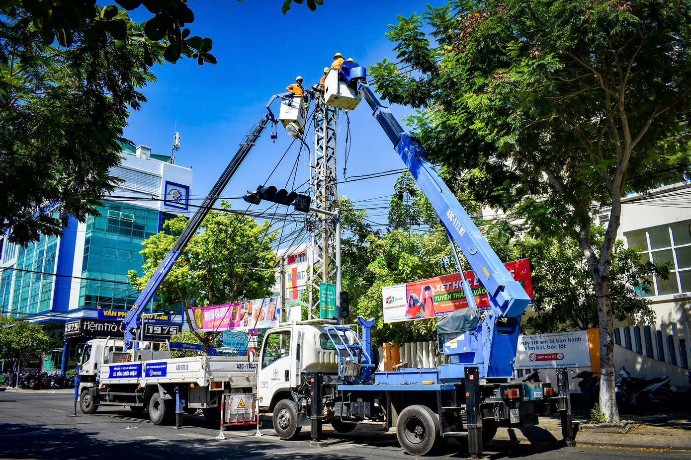 EVNCPC tăng cường lực lượng ứng trực, chuẩn bị đầy đủ vật tư, thiết bị dự phòng, sẵn sàng xử lý nhanh mọi tình huống sự cố EVNCPC tăng cường lực lượng ứng trực, chuẩn bị đầy đủ vật tư, thiết bị dự phòng, sẵn sàng xử lý nhanh mọi tình huống sự cố
