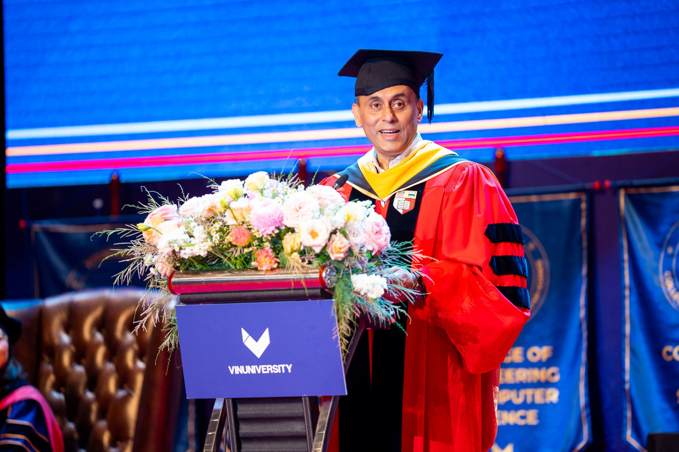 GS. Soumitra Dutta – Hiệu trưởng Peter Moores Trường Kinh doanh Saïd, Đại học Oxford, Thành viên Hội đồng Cố vấn Trường Đại học VinUni phát biểu tại buổi lễ tốt nghiệp