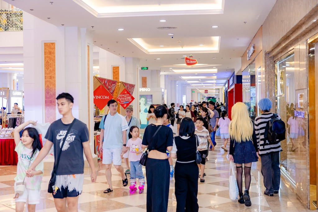 Không khí sôi động tại TTTM Vincom Mega Mall Royal City từ đầu mùa Vincom Red Sale 2025 Không khí sôi động tại TTTM Vincom Mega Mall Royal City từ đầu mùa Vincom Red Sale 2025