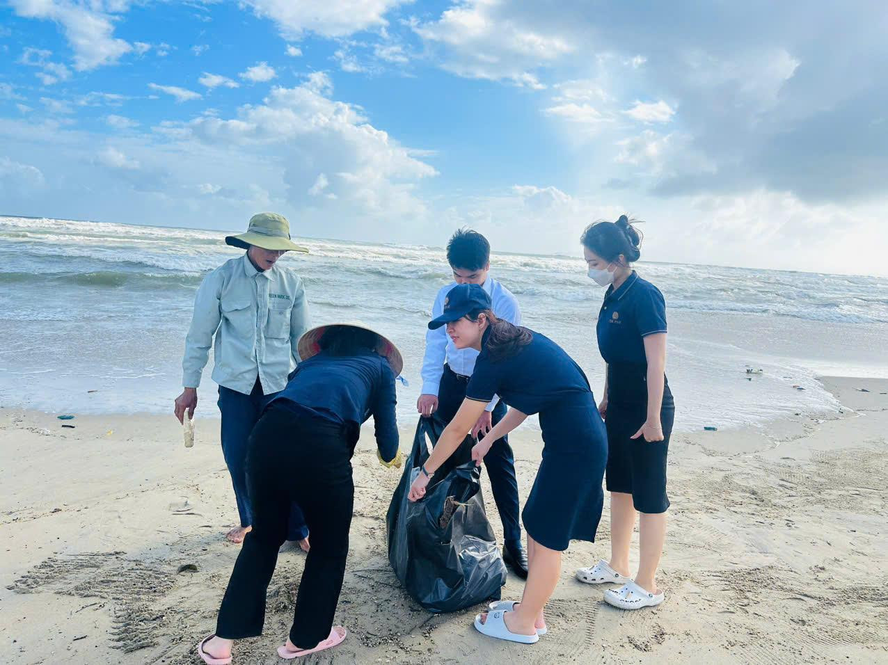 Thu gom rác giữ gìn cho bãi biển xanh, sạch đẹp