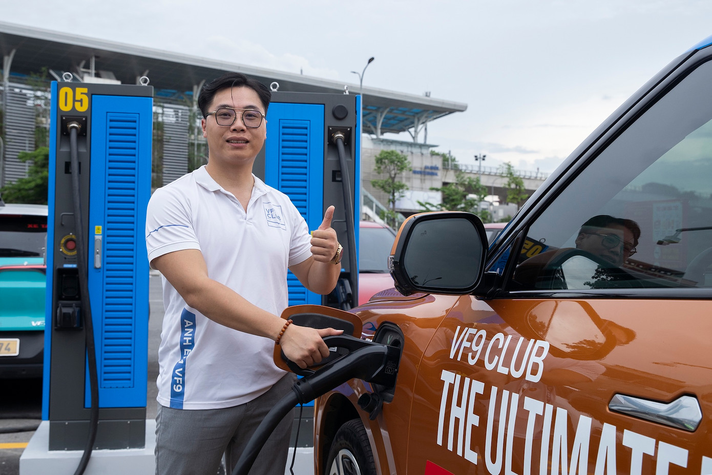 Anh Nguyễn Đức Tuấn, một chủ xe VinFast VF 9 ở Hà Nội chia sẻ: “Tôi đã đi xuyên Việt 4 lần, sạc pin ở rất nhiều trạm sạc khác nhau nhưng đây là lần đầu tiên trải nghiệm tại một trạm sạc chỉ toàn trụ siêu nhanh”.