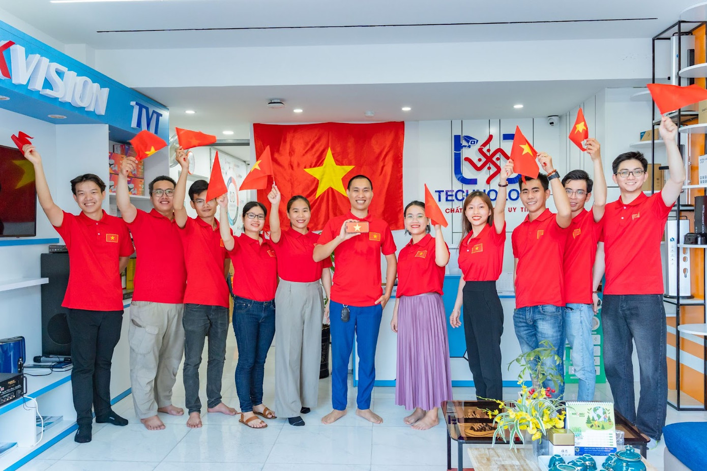 Bên cạnh đó, ngày càng nhiều doanh nghiệp và tổ chức đoàn thể chọn chiếc áo “HCM57 - Tôi yêu Việt Nam” làm đồng phục, như một biểu tượng của tinh thần đoàn kết và niềm tự hào trong các sự kiện tập thể hay hoạt động cổ vũ ý nghĩa.