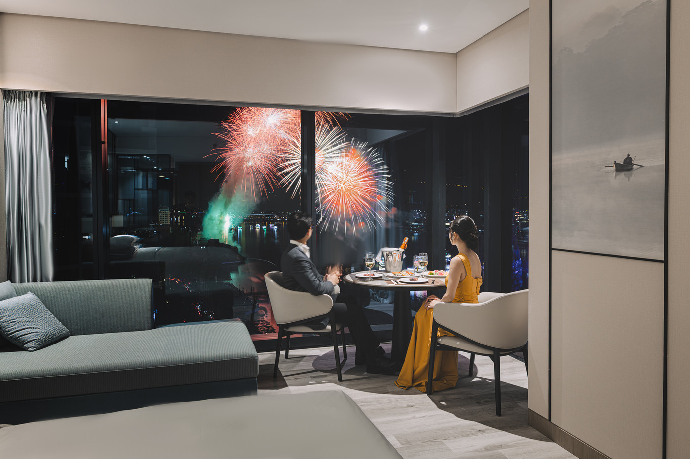 Khoảnh khắc pháo hoa rực rỡ bên sông Hàn được thu trọn từ chính không gian phòng nghỉ đẳng cấp tại Courtyard by Marriott Danang Han River.