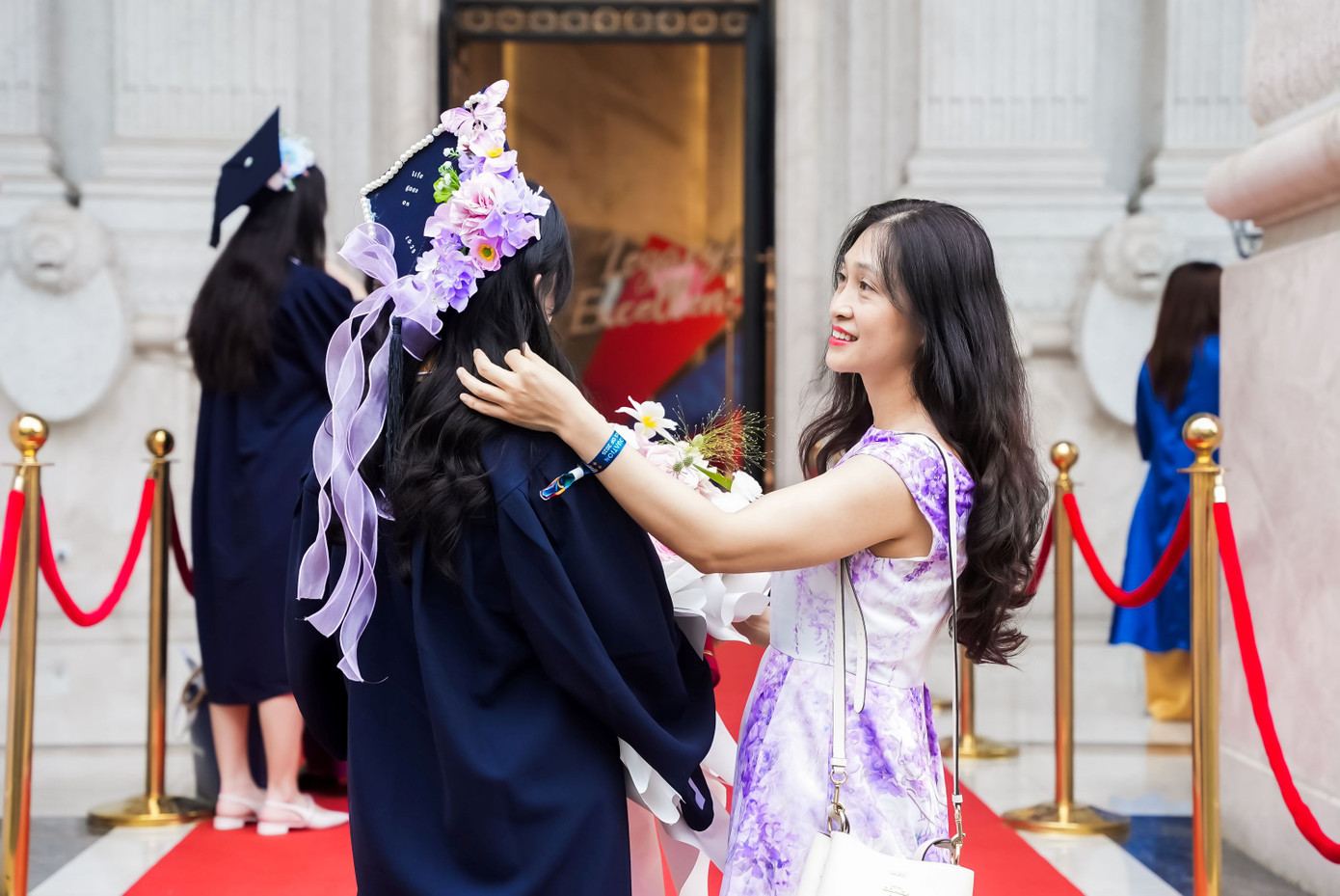 Phụ huynh chuẩn bị lễ phục cho tân khoa trước buổi lễ