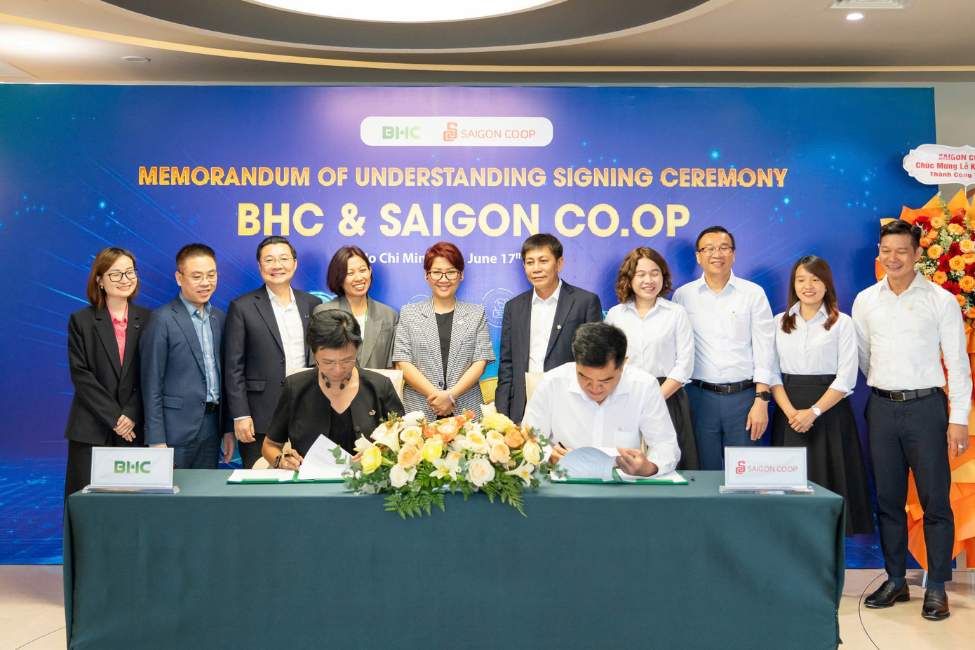 Đại diện hai bên cùng tham gia ký kết biên bản hợp tác – Bà Đoàn Thị Yến Nhi, Tổng giám đốc BHC (bên trái) và ông Võ Trần Ngọc, Giám đốc kinh doanh Saigon Co.op (bên phải).