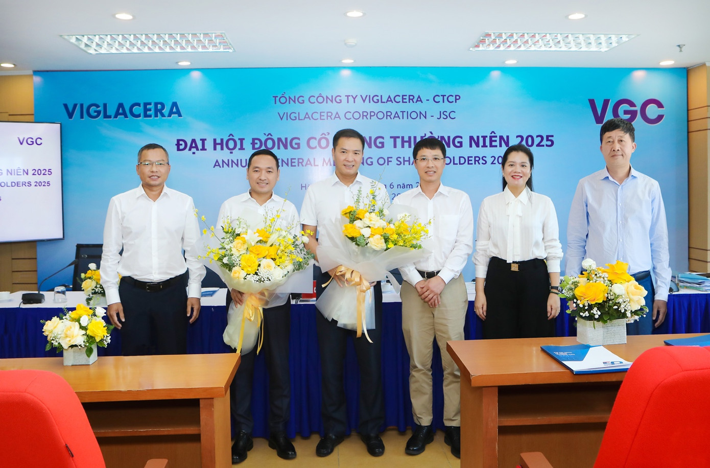HĐQT Viglacera nhiệm kỳ 2024 - 2029 (ông Trần Mạnh Hữu đứng thứ 3 từ trái sang)