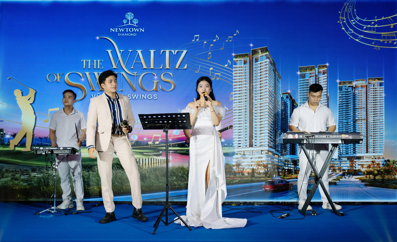 Những ca khúc du dương được ban nhạc gửi đến khán giả trong không gian ấm cúng.