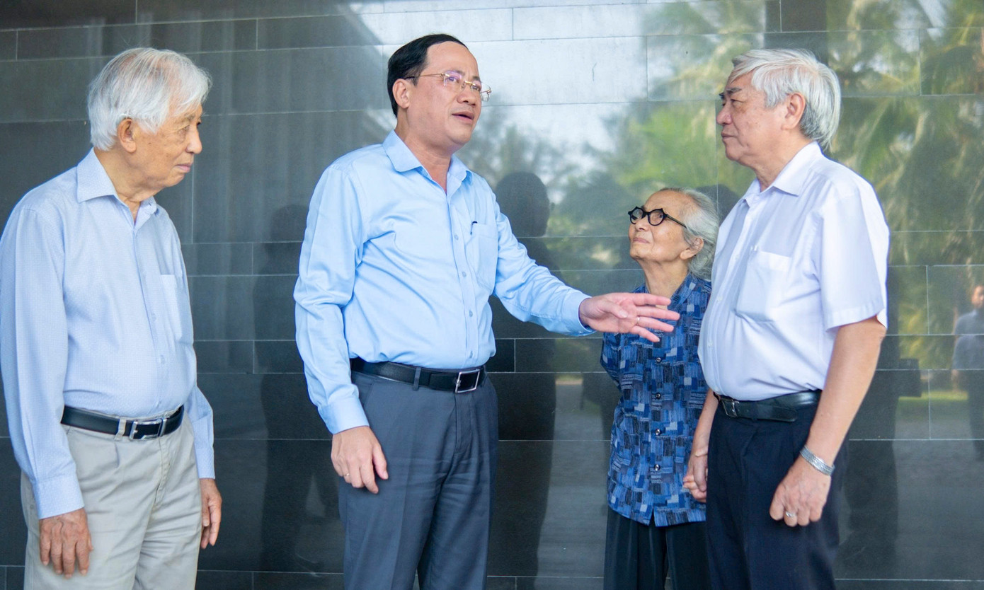 Chủ tịch UBND tỉnh Bình Định Phạm Anh Tuấn (thứ 2 bên phải) trò chuyện cùng vợ chồng GS. Trần Thanh Vân