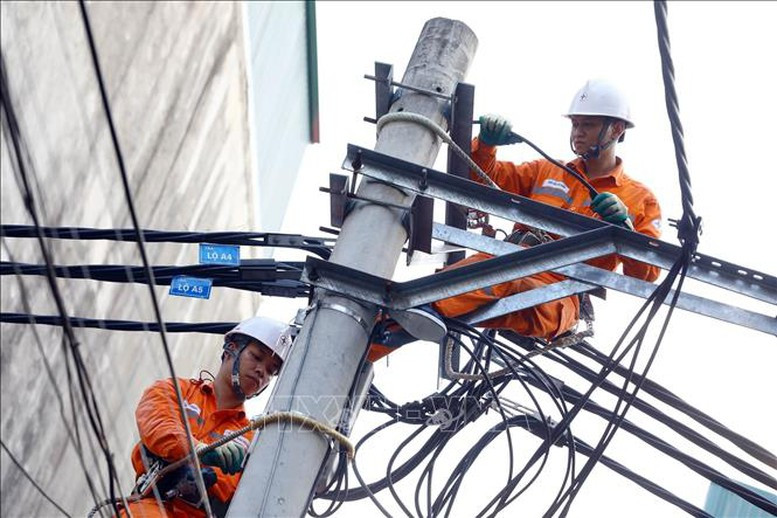 Công nhân EVN sửa chữa đường dây, đảm bảo cấp điện trong Kỳ thi tốt nghiệp năm 2025