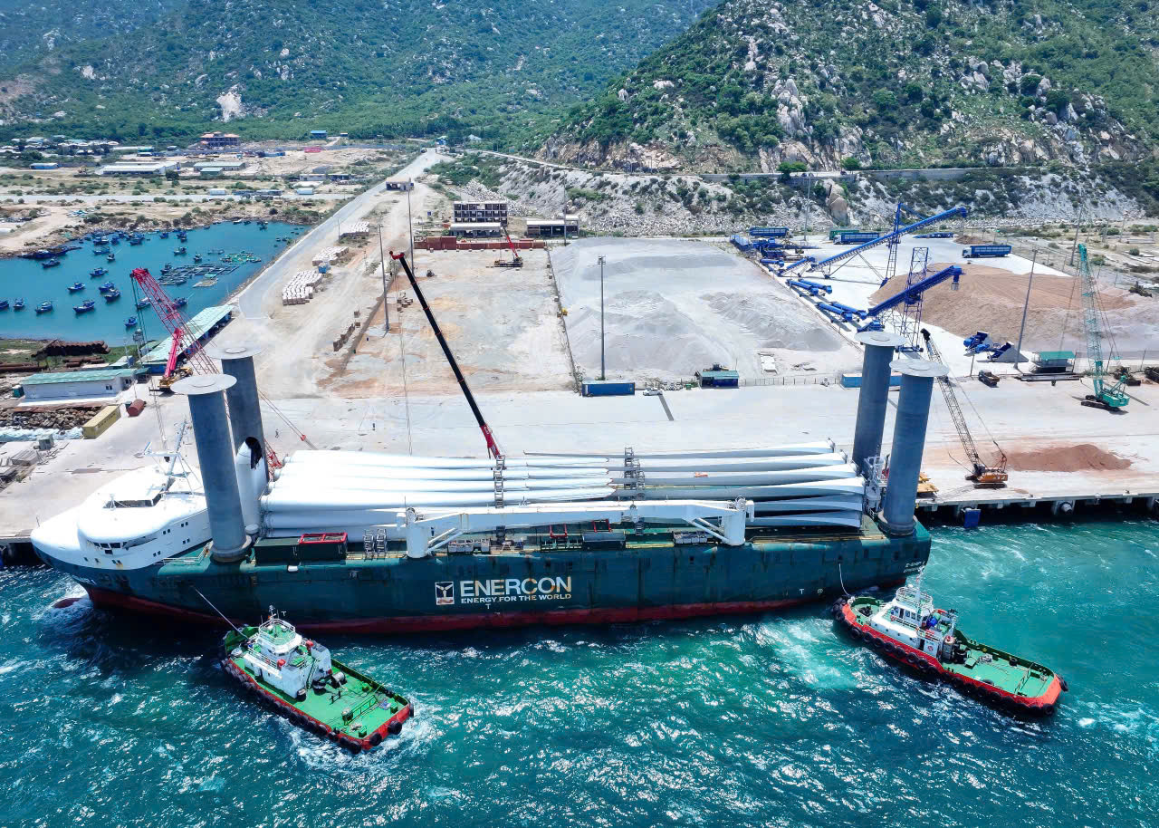 Cảng quốc tế Trung Nam Cà Ná đón tàu chở 51 cánh tuabin gió và 204 thiết bị phụ trợ cho ngành điện gió