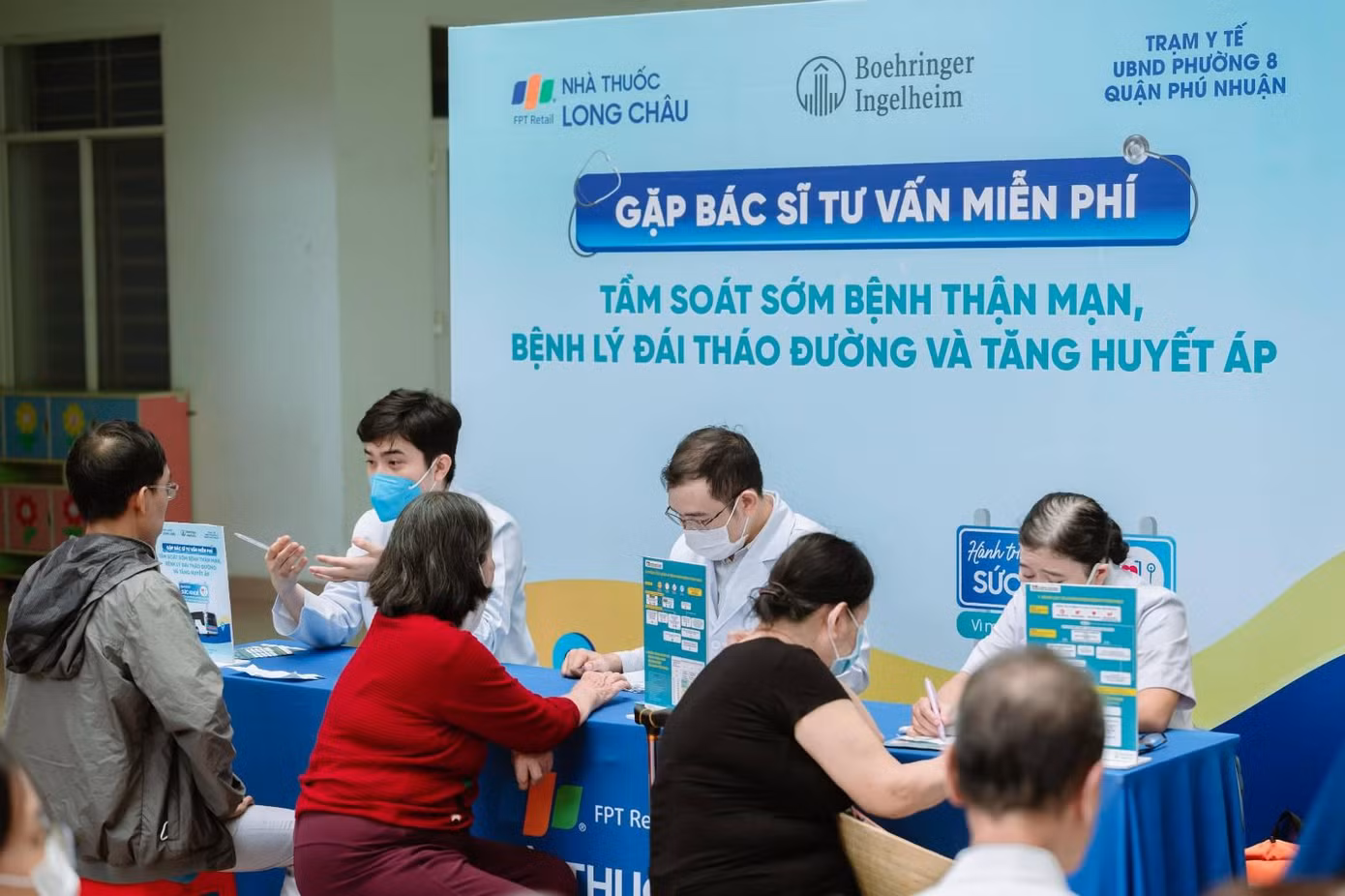 Chuyên gia y tế, bác sĩ tư vấn, lắng nghe chia sẻ từ người dân.