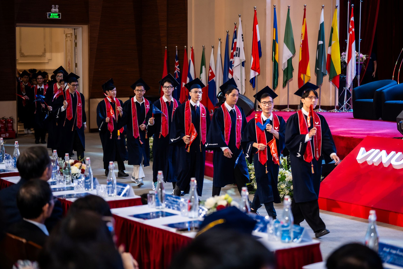 Các tân khoa diễu hành, mở đầu buổi lễ tốt nghiệp