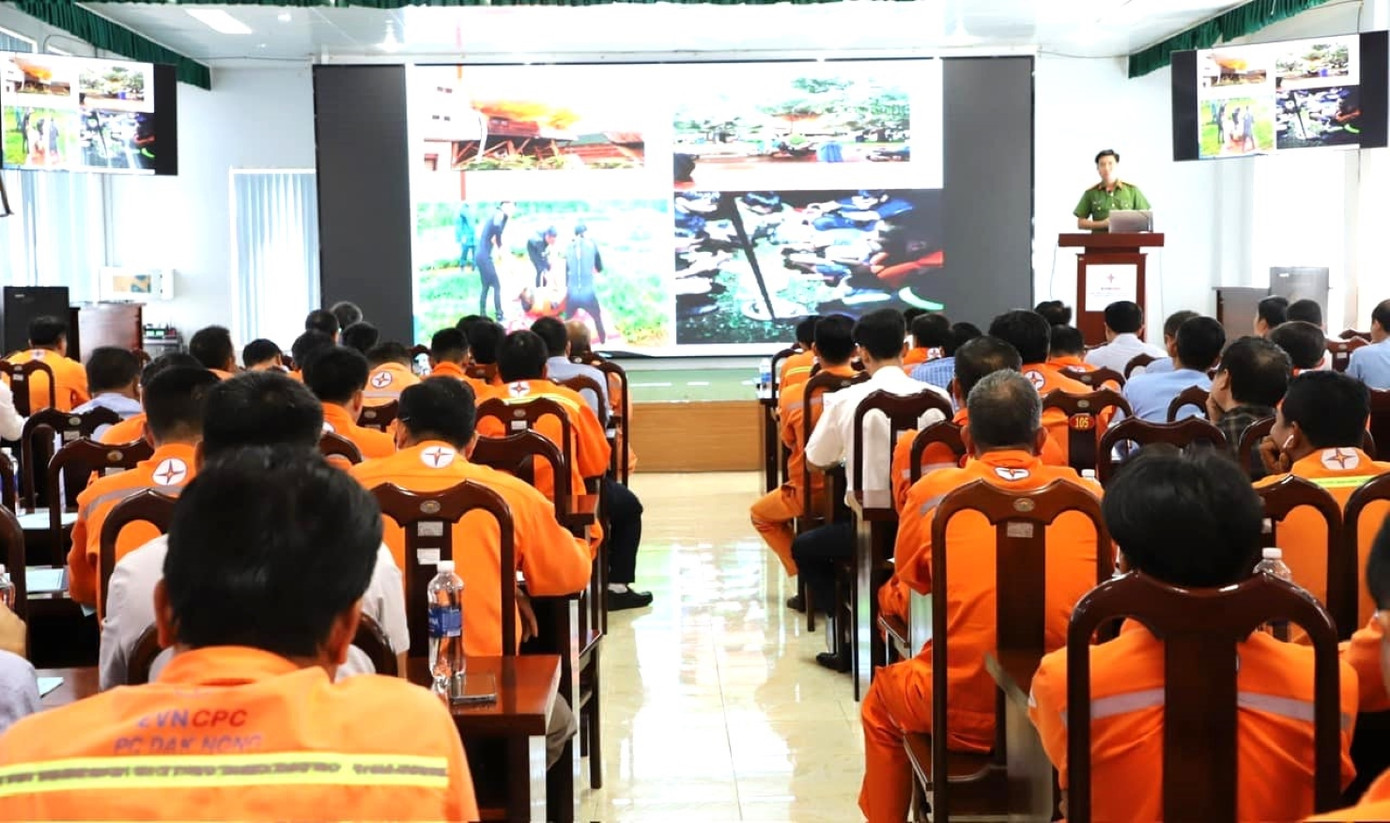 Công ty Điện lực Đắk Nông tập huấn kiến thức PCCC cho cán bộ công nhân viên Công ty Điện lực Đắk Nông tập huấn kiến thức PCCC cho cán bộ công nhân viên
