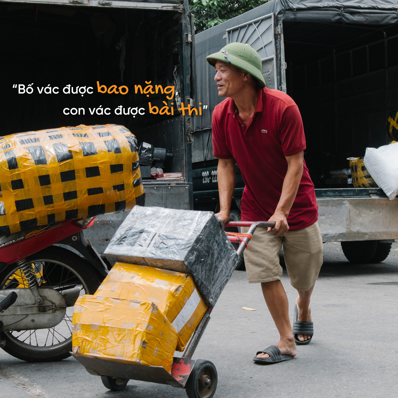 Chú Hoàng làm nghề bốc vác ở chợ Đồng Xuân, năm nay có con thi đại học. Chú nhắn: “Mệt thì nghỉ rồi lại đi tiếp, như chú bốc vác đây này, mệt thì nghỉ, nghỉ xong lại vác tiếp. Thi xong, về ăn cơm nóng, kể chuyện thi cho vui, thế là quý rồi!” Chú Hoàng làm nghề bốc vác ở chợ Đồng Xuân, năm nay có con thi đại học. Chú nhắn: “Mệt thì nghỉ rồi lại đi tiếp, như chú bốc vác đây này, mệt thì nghỉ, nghỉ xong lại vác tiếp. Thi xong, về ăn cơm nóng, kể chuyện thi cho vui, thế là quý rồi!”