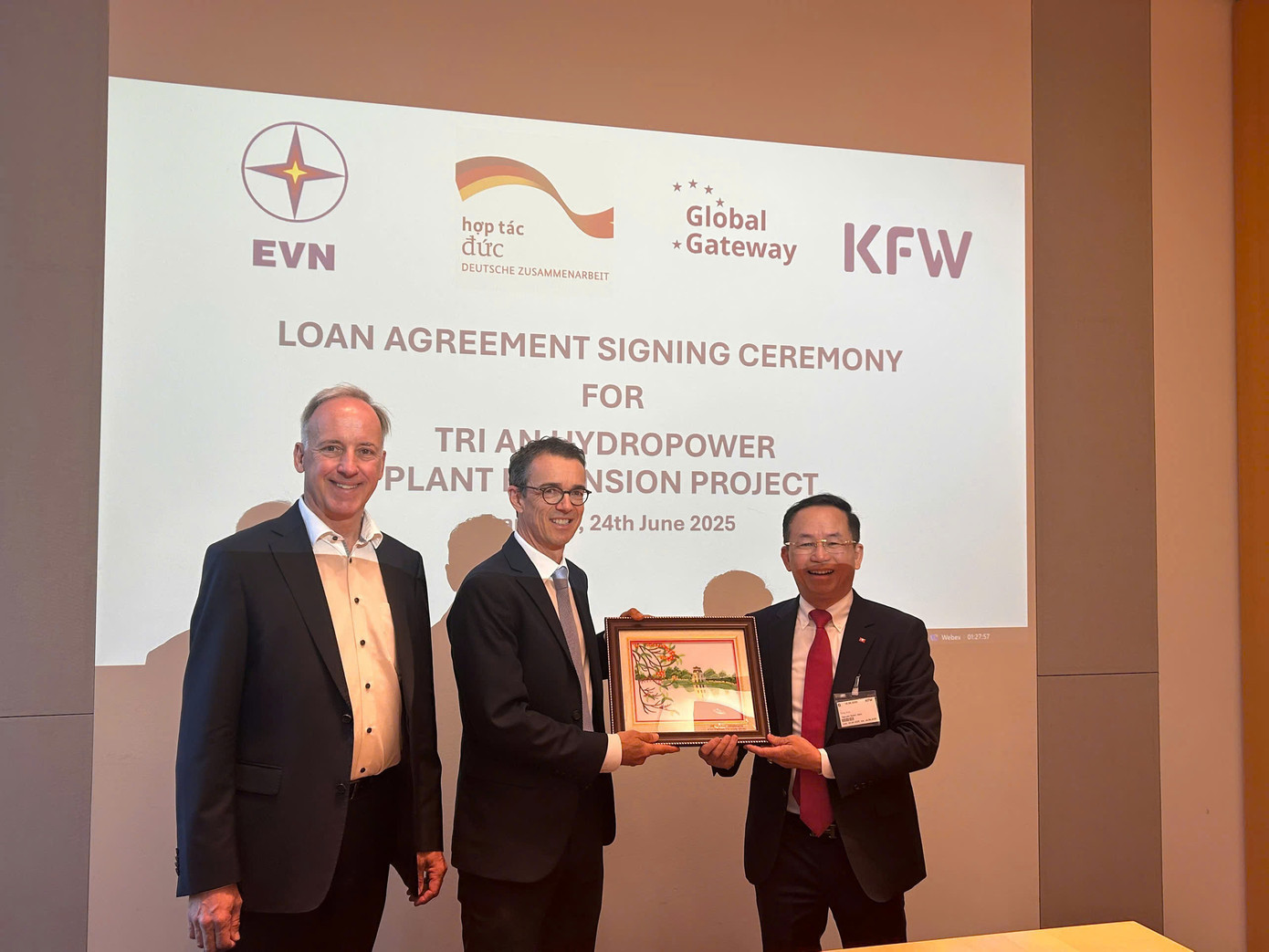 Phó Tổng giám đốc EVN Nguyễn Xuân Nam tặng quà lưu niệm cho Ngân hàng KfW