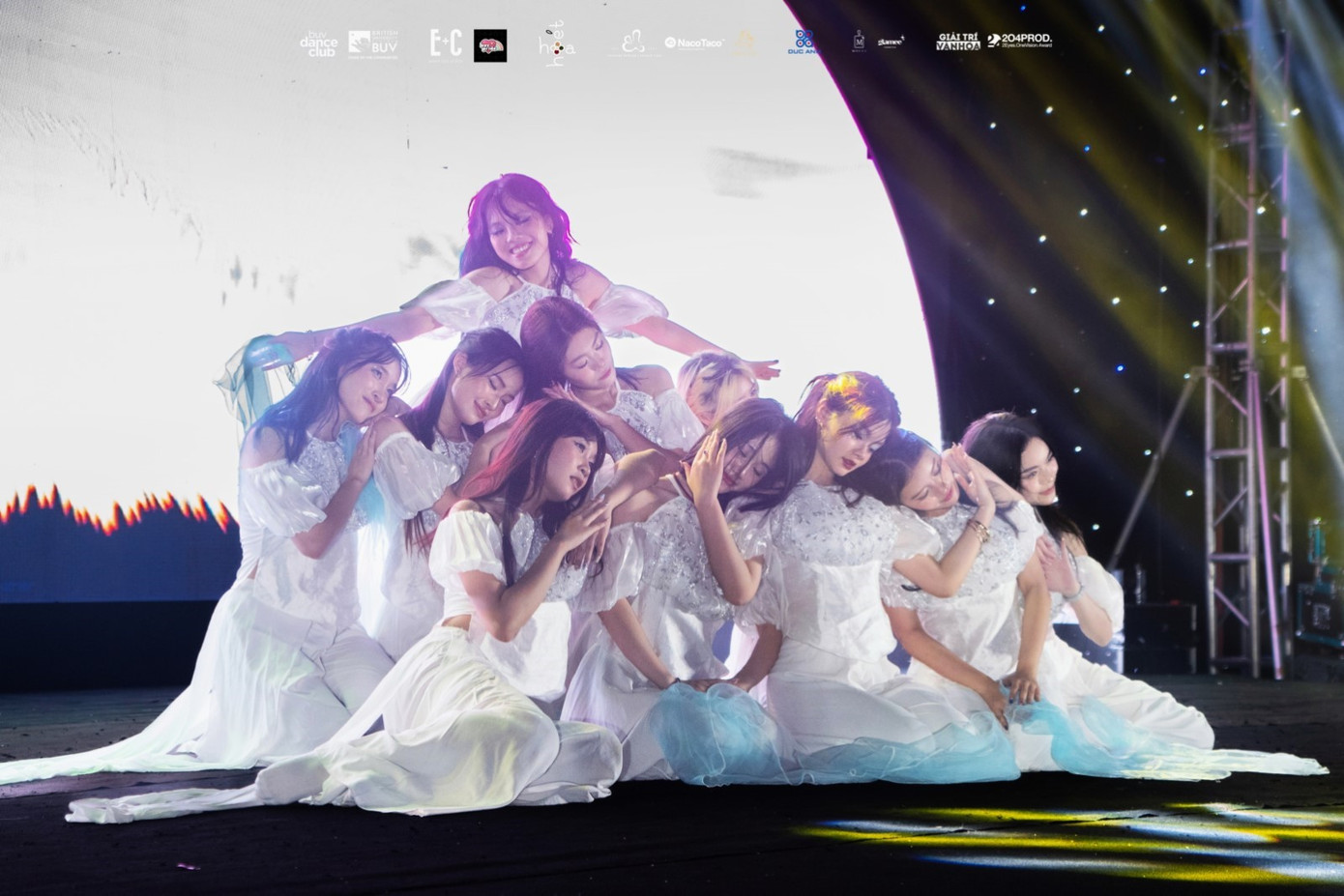 Khoảnh khắc lắng đọng với tiết mục múa tại không gian Mặt Trăng