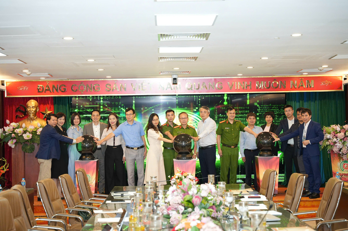 Bà Phùng Nguyễn Hải Yến - Phó Tổng Giám đốc Vietcombank (thứ ba từ trái sang) tham gia Lễ công bố triển khai thí điểm “Cổng ký số từ xa tập trung trên VNeID”