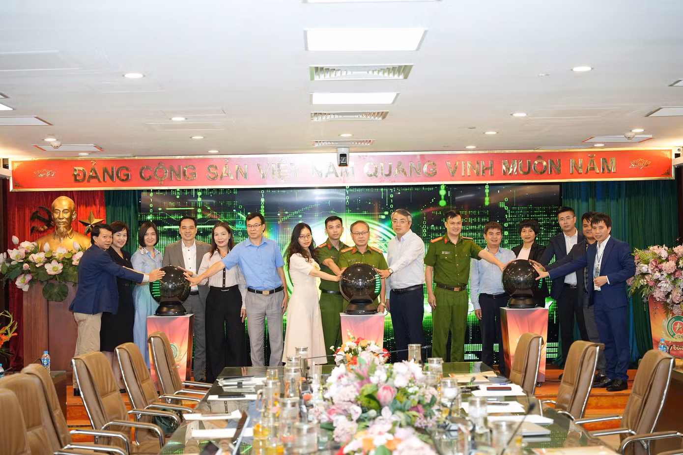 Bà Phùng Nguyễn Hải Yến - Phó Tổng Giám đốc Vietcombank (thứ ba từ trái sang) tham gia Lễ công bố triển khai thí điểm “Cổng ký số từ xa tập trung trên VNeID” Bà Phùng Nguyễn Hải Yến - Phó Tổng Giám đốc Vietcombank (thứ ba từ trái sang) tham gia Lễ công bố triển khai thí điểm “Cổng ký số từ xa tập trung trên VNeID”