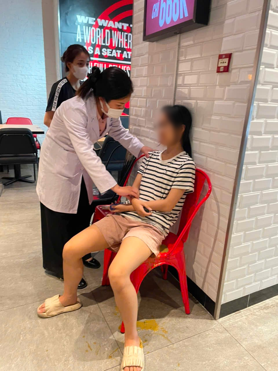 Bé gái được bác sĩ tại Trung tâm Tiêm chủng Long Châu Xa La kịp thời sơ cứu ngay tại hiện trường.