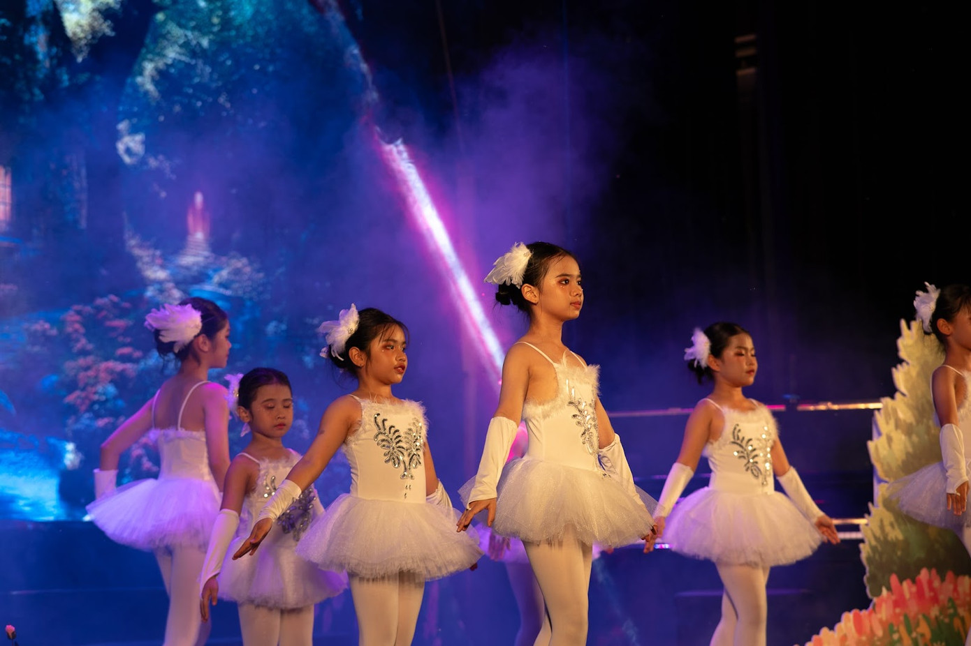 Chương trình You Wonder“Beauty and the Beast” do Younique Academy tổ chức