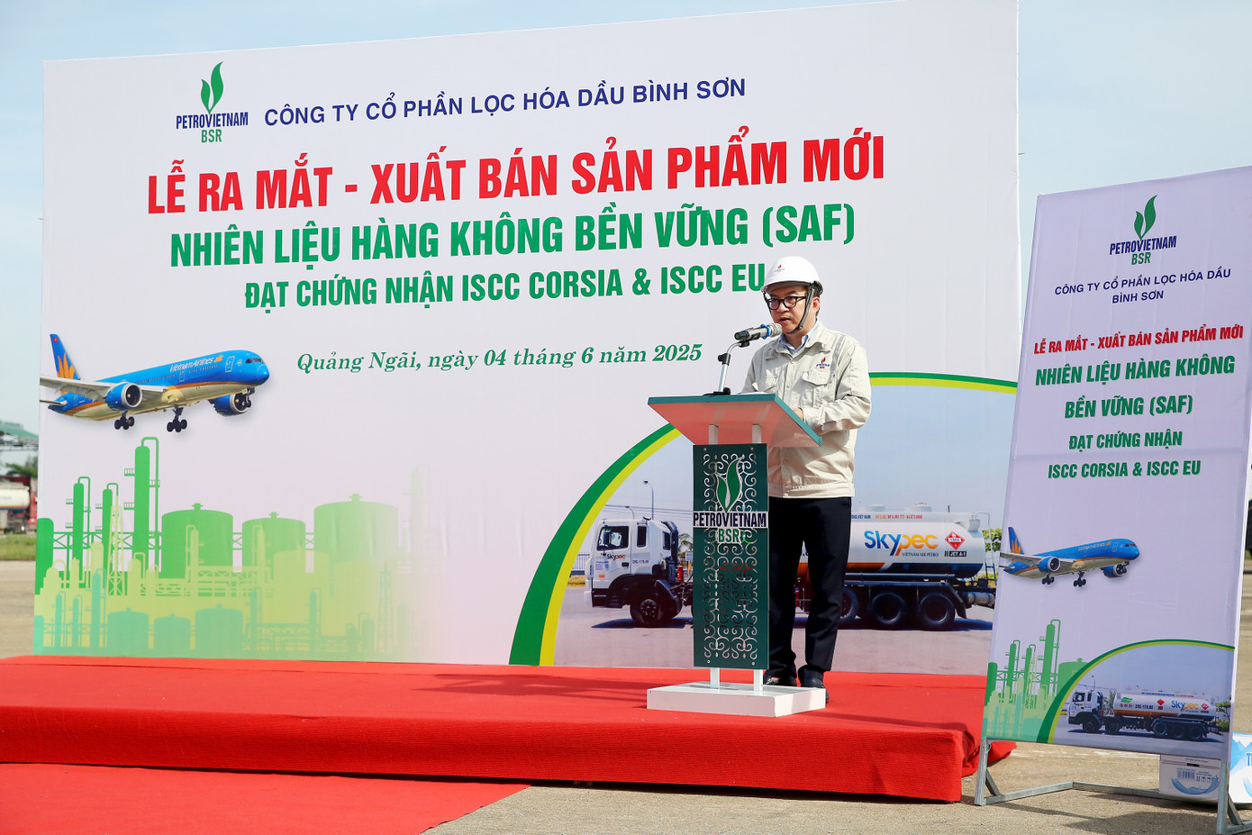 Tổng Giám đốc BSR Nguyễn Việt Thắng phát biểu, khẳng định quyết tâm thương mại hóa SAF, góp phần vào chiến lược chuyển dịch năng lượng quốc gia. Tổng Giám đốc BSR Nguyễn Việt Thắng phát biểu, khẳng định quyết tâm thương mại hóa SAF, góp phần vào chiến lược chuyển dịch năng lượng quốc gia.