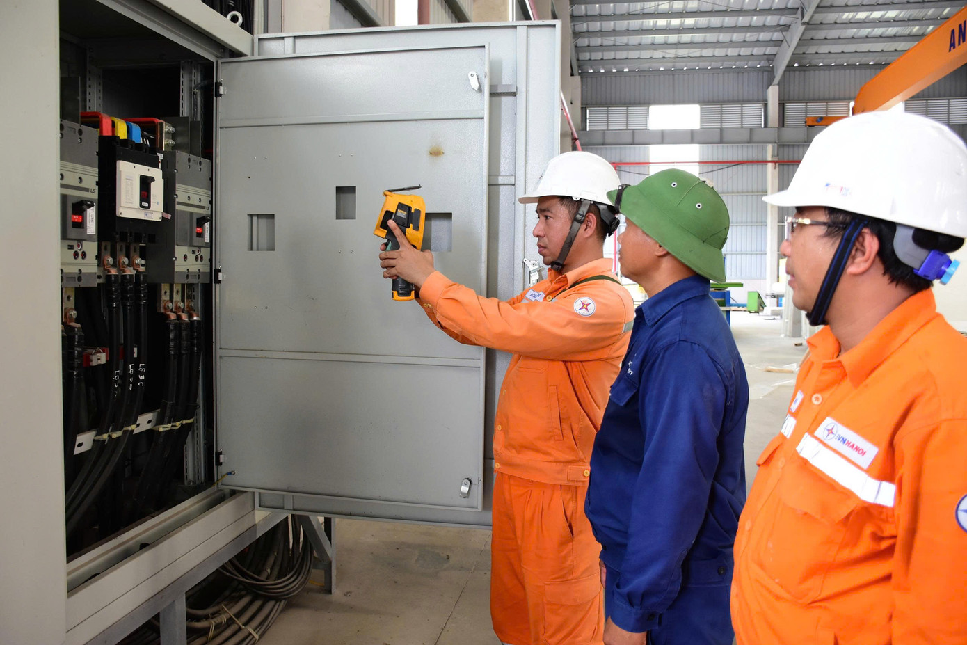 Các cơ sở sản xuất, kinh doanh cần thường xuyên kiểm tra hệ thống điện để kịp thời phát hiện và xử lý các hư hỏng