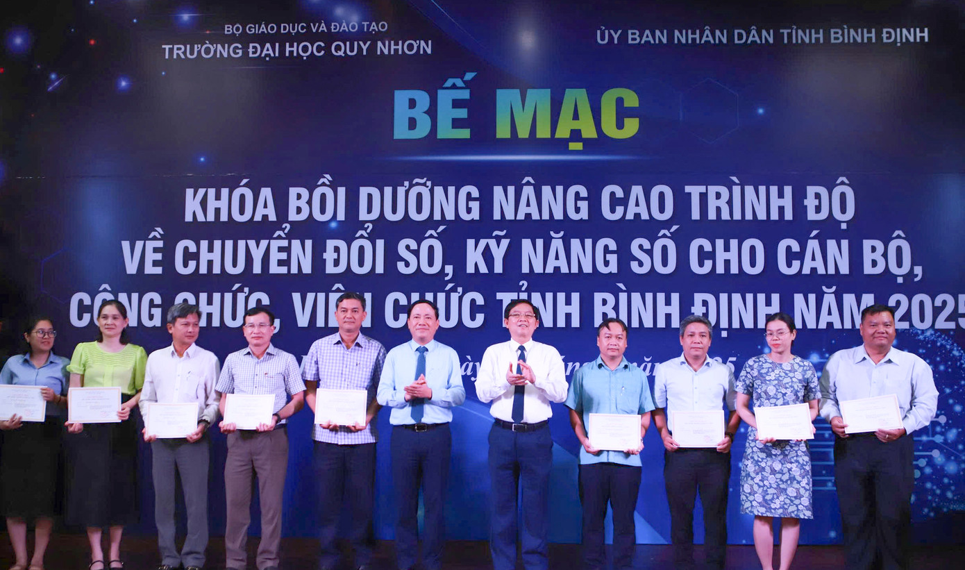 1. Lãnh đạo tỉnh Bình Định trao giấy chứng nhận hoàn thành khóa học cho các học viên.