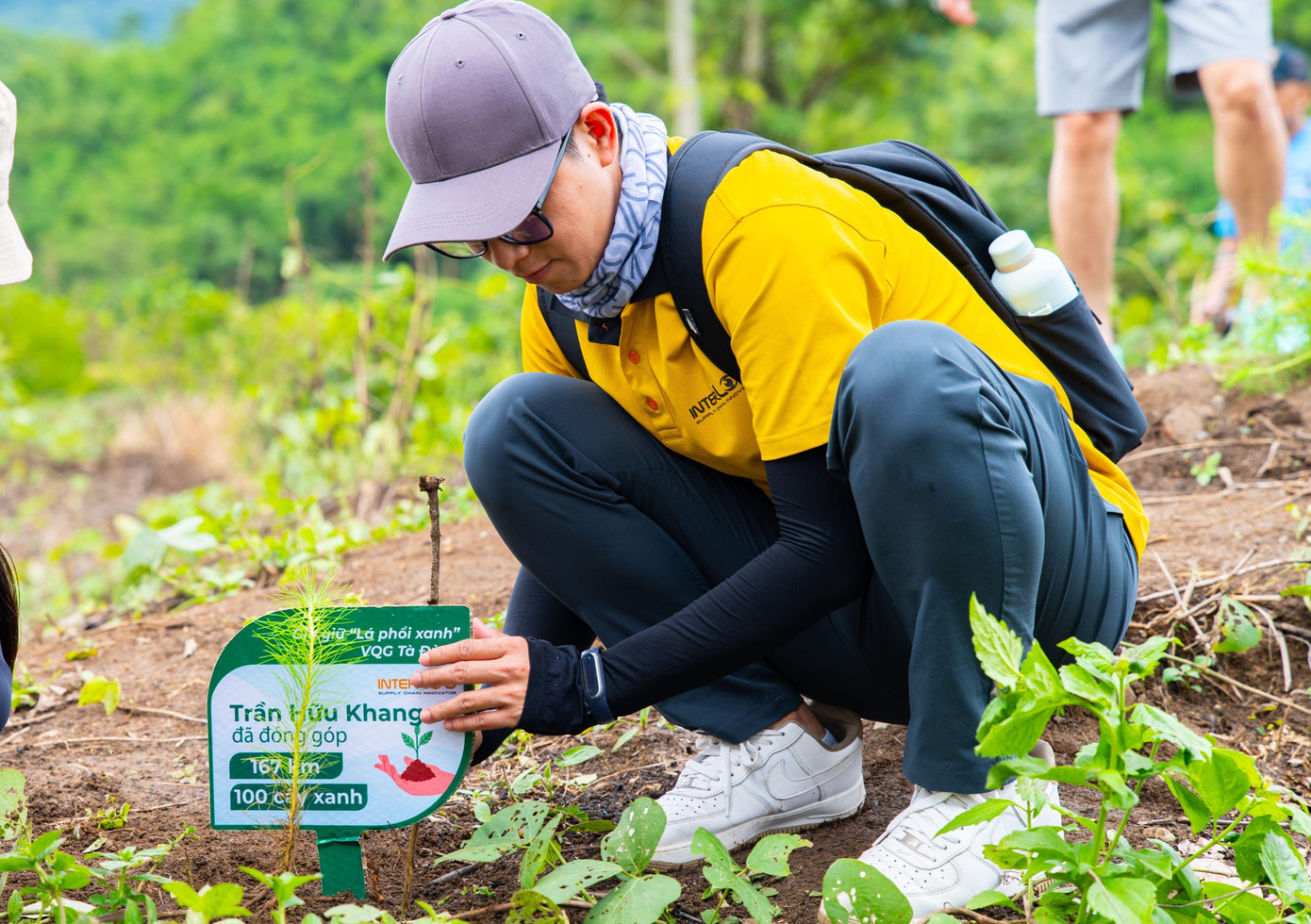 Các thành viên InterLOG đang tích cực trồng những mầm cây đầu tiên tại Vườn Quốc gia Tà Đùng