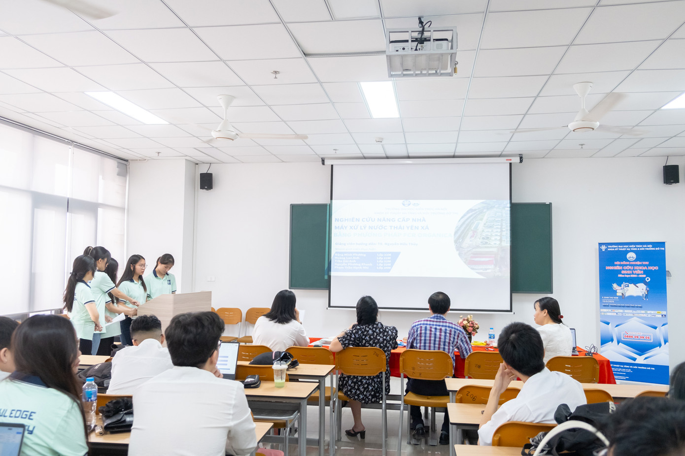 Sinh viên tham gia nghiên cứu khoa học năm 2025 Nguồn: khoa KTHT&MTĐT Sinh viên tham gia nghiên cứu khoa học năm 2025 Nguồn: khoa KTHT&MTĐT