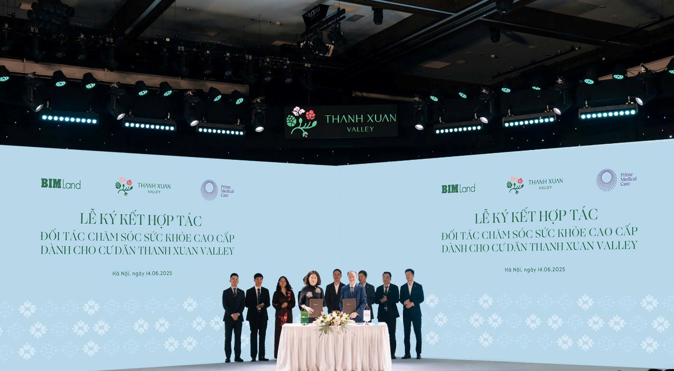 Đại diện BIM Land và PMC ký thỏa thuận hợp tác triển khai trung tâm chăm sóc sức khỏe tại Thanh Xuan Valley. Ảnh: BIM Land