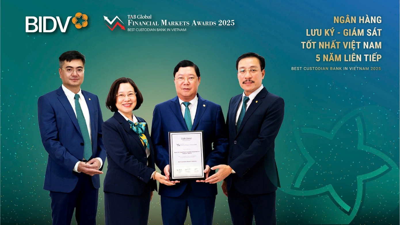Đại diện BIDV nhận giải thưởng