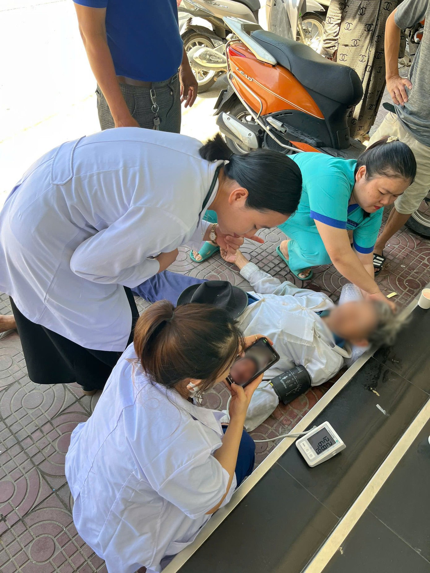 Bác sĩ tại Nhà thuốc Long Châu 142 Trần Nhân Tông hỗ trợ cấp cứu cho khách hàng lớn tuổi gặp sự cố sức khỏe ngay tại quầy.