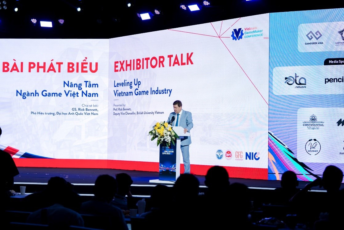 Giáo sư Rick Bennett, Phó Hiệu trưởng Trường Đại học Anh Quốc Việt Nam (BUV) tại sự kiện Vietnam Gamemaker Conference do Trung tâm Đổi mới Quốc gia tổ chức năm 2023 Giáo sư Rick Bennett, Phó Hiệu trưởng Trường Đại học Anh Quốc Việt Nam (BUV) tại sự kiện Vietnam Gamemaker Conference do Trung tâm Đổi mới Quốc gia tổ chức năm 2023