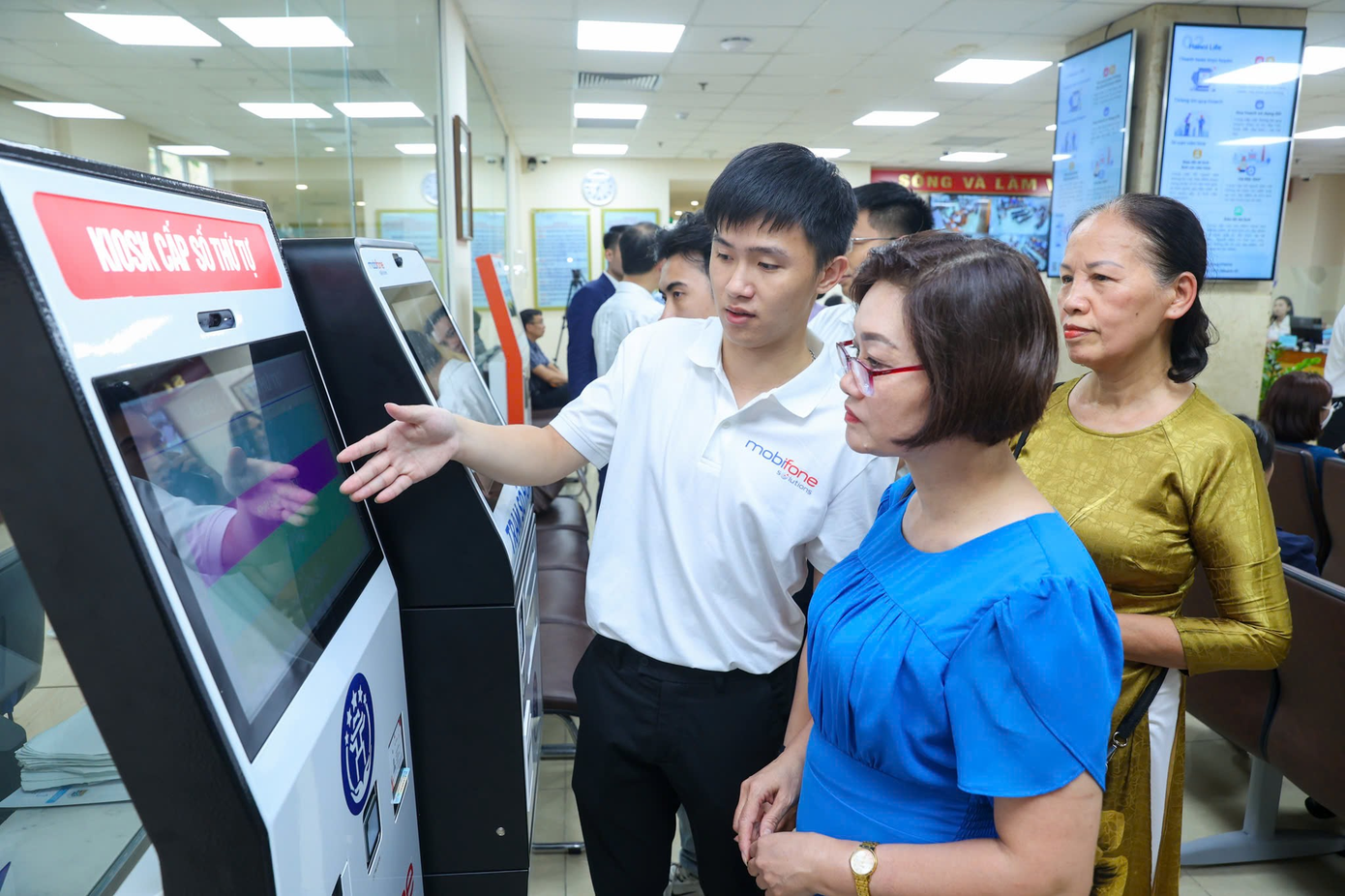 Cán bộ kỹ thuật MobiFone hướng dẫn người dân thực hiện thao tác trên hệ thống thông tin giải quyết thủ tục hành chính theo mô hình chính quyền địa phương 2 cấp