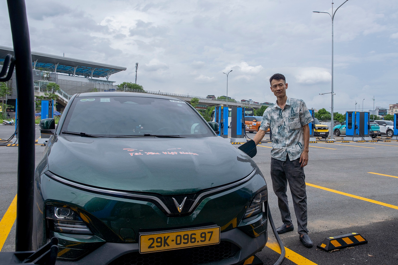 Trong khi đó, một chủ xe VF 6 đang là tài xế Xanh SM Platform, anh Nguyễn Công Minh tỏ ra rất hài lòng với quy mô trạm. “Trạm sạc mới có rất nhiều trụ sạc nên tôi mang xe đến là có thể sạc ngay, không phải xếp hàng chờ đến lượt, quá tuyệt vời”, anh Minh chia sẻ. Anh cũng cho biết nhà của mình chỉ cách trạm sạc mới 300 m nên có thể về nghỉ ngơi trong lúc chờ sạc.