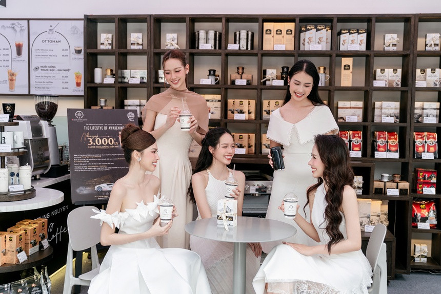 Hoa hậu Bảo Ngọc, Hoa hậu Thanh Thủy, Á hậu Ngọc Hằng, Á hậu Ngọc Thảo, Hoạ sĩ - nhà thiết kế Anh Thư trải nghiệm những ly cà phê tuyệt ngon tại Trung Nguyên E-Coffee - Mô hình đạt danh hiệu Thương hiệu mạnh ASEAN.