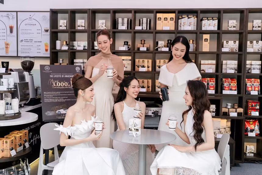 Hoa hậu Bảo Ngọc, Hoa hậu Thanh Thủy, Á hậu Ngọc Hằng, Á hậu Ngọc Thảo, Hoạ sĩ - nhà thiết kế Anh Thư trải nghiệm những ly cà phê tuyệt ngon tại Trung Nguyên E-Coffee - Mô hình đạt danh hiệu Thương hiệu mạnh ASEAN.
