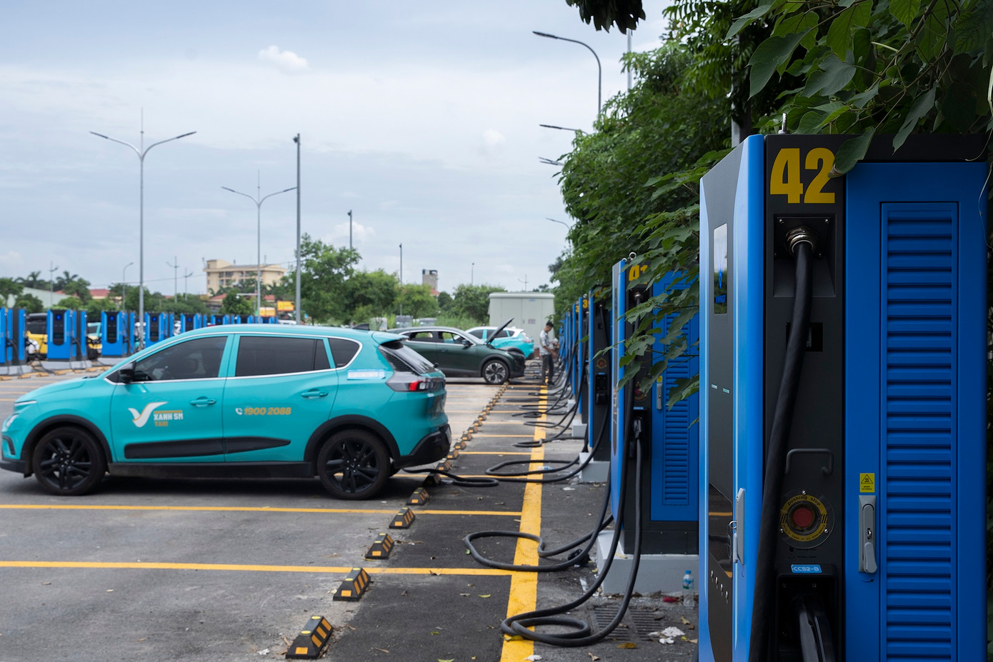 Tại đây, V-Green lắp đặt 42 trụ sạc công suất 120 kW, có khả năng đáp ứng nhu cầu sạc cùng lúc của 84 xe điện VinFast khác nhau.