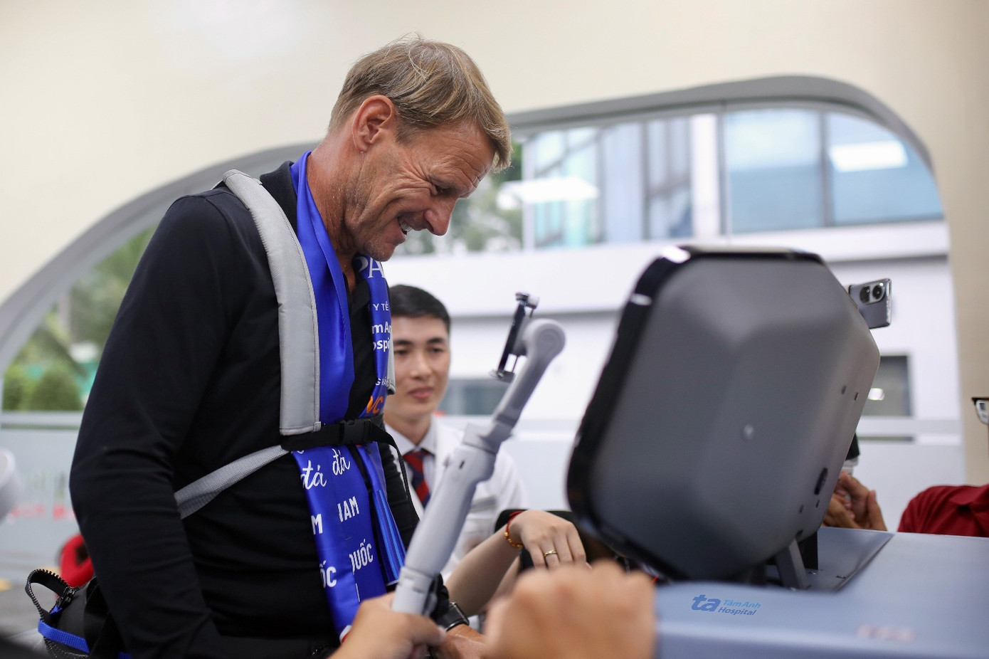 Danh thủ Teddy Sheringham trải nghiệm Hệ thống tập phục hồi không trọng lực R-force. Ảnh: Bệnh viện Đa khoa Tâm Anh.